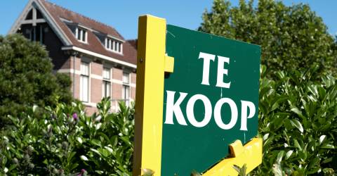 Huis met bord te koop